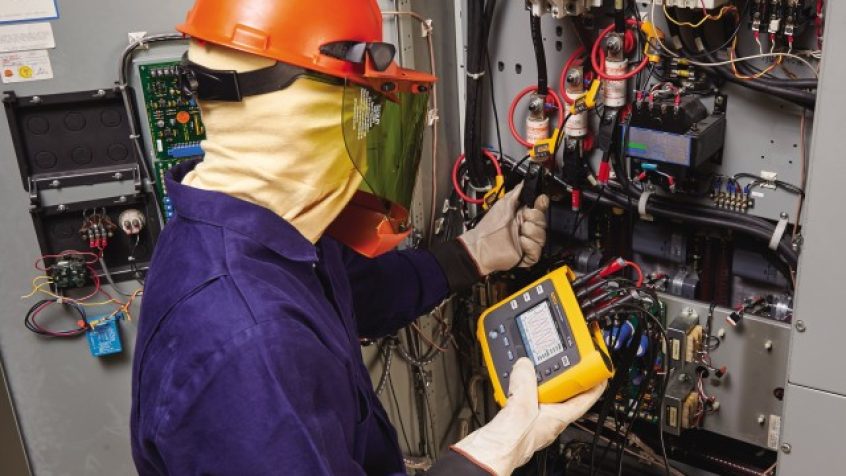 Fluke 438-II mierzy zarówno elektryczne, jak i mechaniczne parametry pracy silników elektrycznych