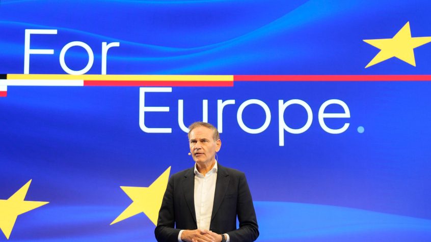 Podczas wydarzenia „For Europe” w przeddzień otwarcia Paris Motor Show Grupa Volkswagen, w ścisłej współpracy ze światem polityki, łączy transformację przemysłową, suwerenność technologiczną i atrakcyjne produkty w spójny europejski program na przyszłość.